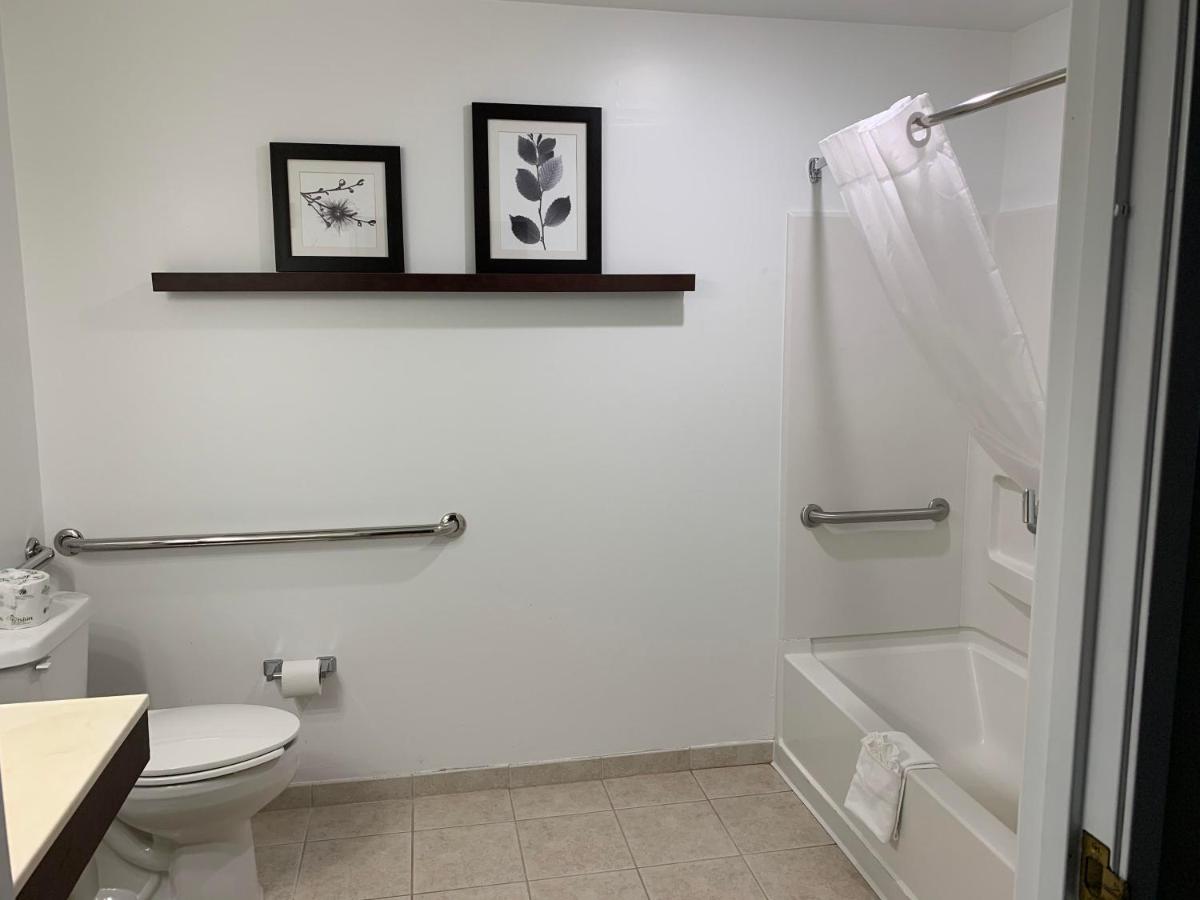 King Suite with Whirlpool - Disability Access/Non-Smoking at Country Inn & Suites by Radisson, Chambersburg, PA