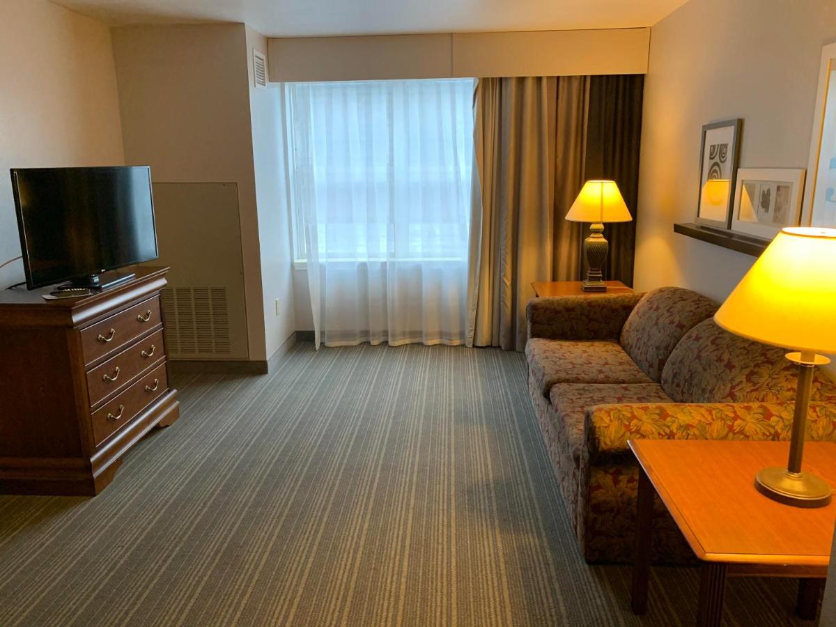 One-Bedroom King Suite - Disability Access/Non-Smoking at Country Inn & Suites by Radisson, Chambersburg, PA