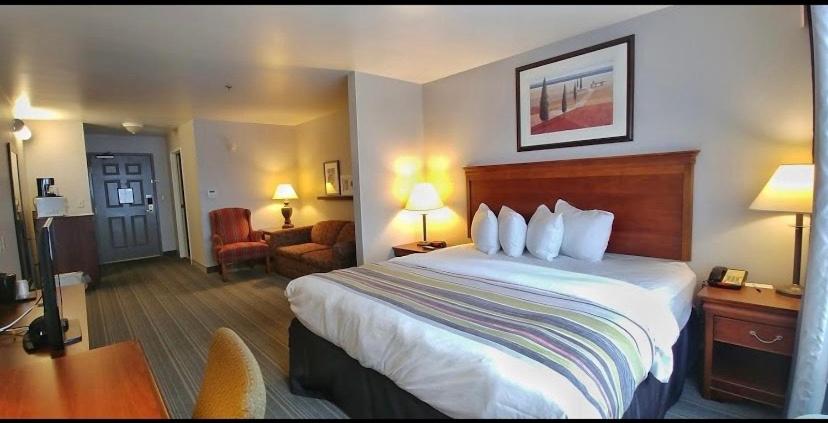 King Studio with Sofa Bed - Non-Smoking at Country Inn & Suites by Radisson, Chambersburg, PA