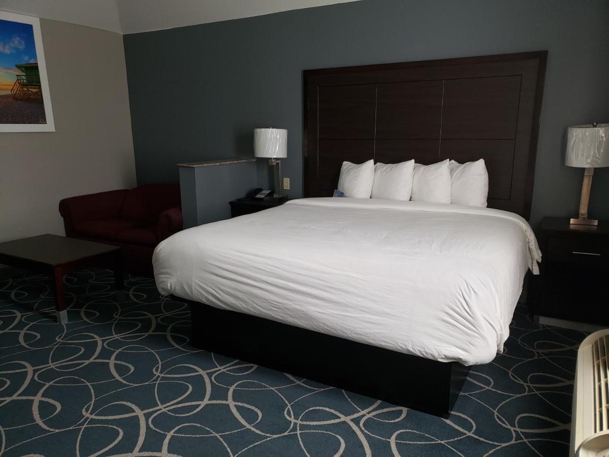 Deluxe King Suite - Non-Smoking at Days Inn & Suites by Wyndham Cleburne TX