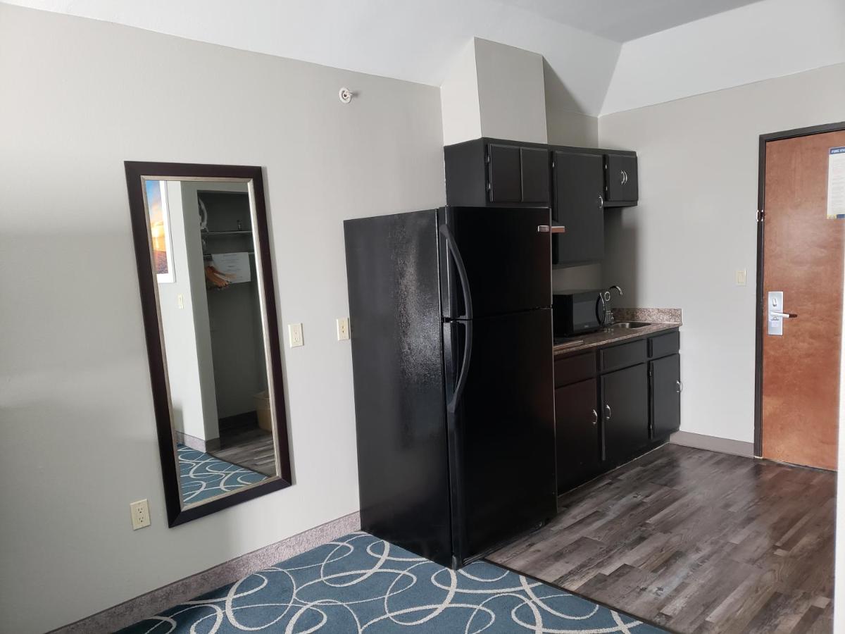 Deluxe King Suite - Non-Smoking at Days Inn & Suites by Wyndham Cleburne TX