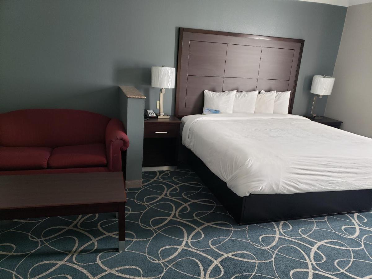 Deluxe King Suite - Non-Smoking at Days Inn & Suites by Wyndham Cleburne TX