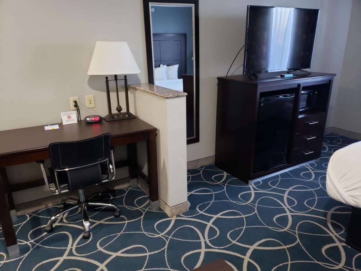 King Suite - Non-Smoking at Days Inn & Suites by Wyndham Cleburne TX