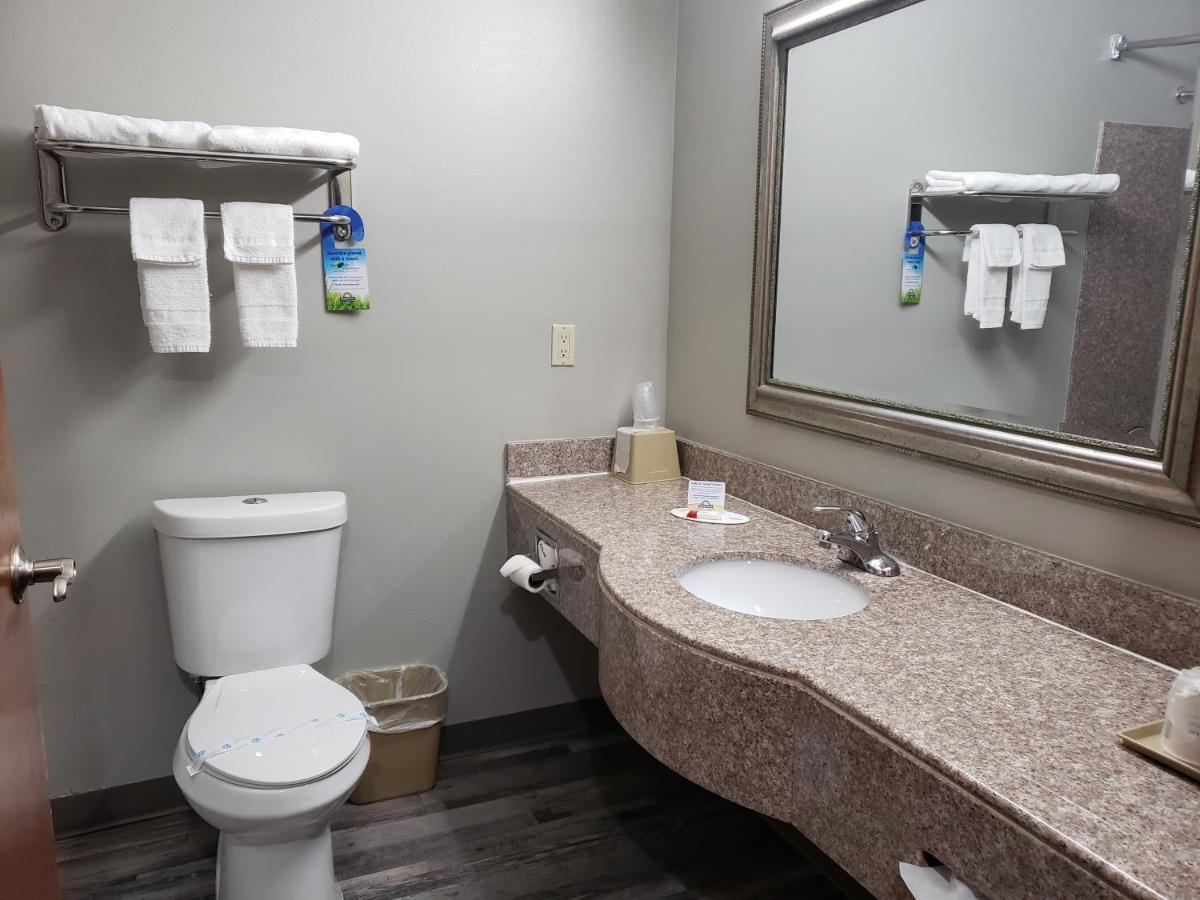 King Suite - Non-Smoking at Days Inn & Suites by Wyndham Cleburne TX