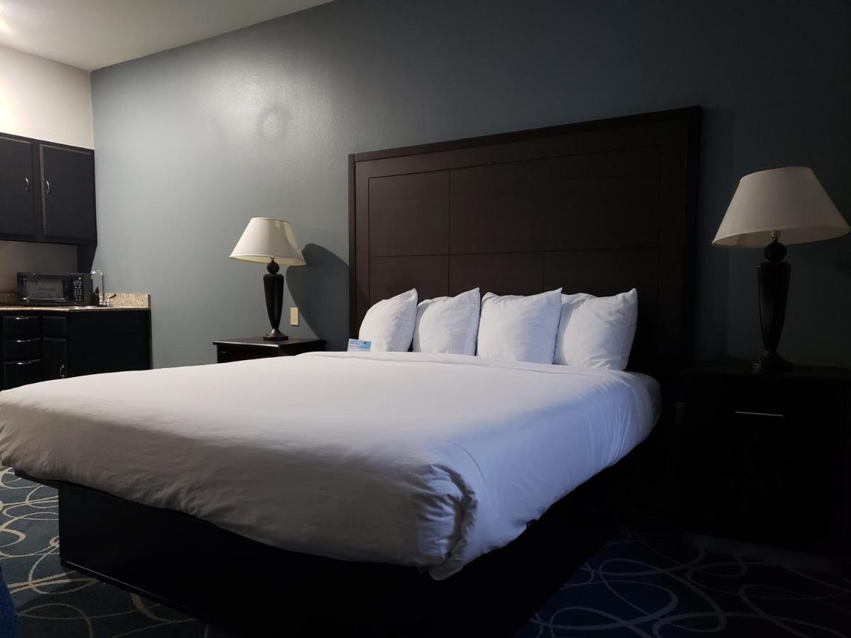 Queen Studio - Non-Smoking at Days Inn & Suites by Wyndham Cleburne TX