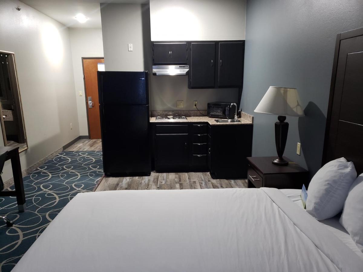 Queen Studio - Non-Smoking at Days Inn & Suites by Wyndham Cleburne TX