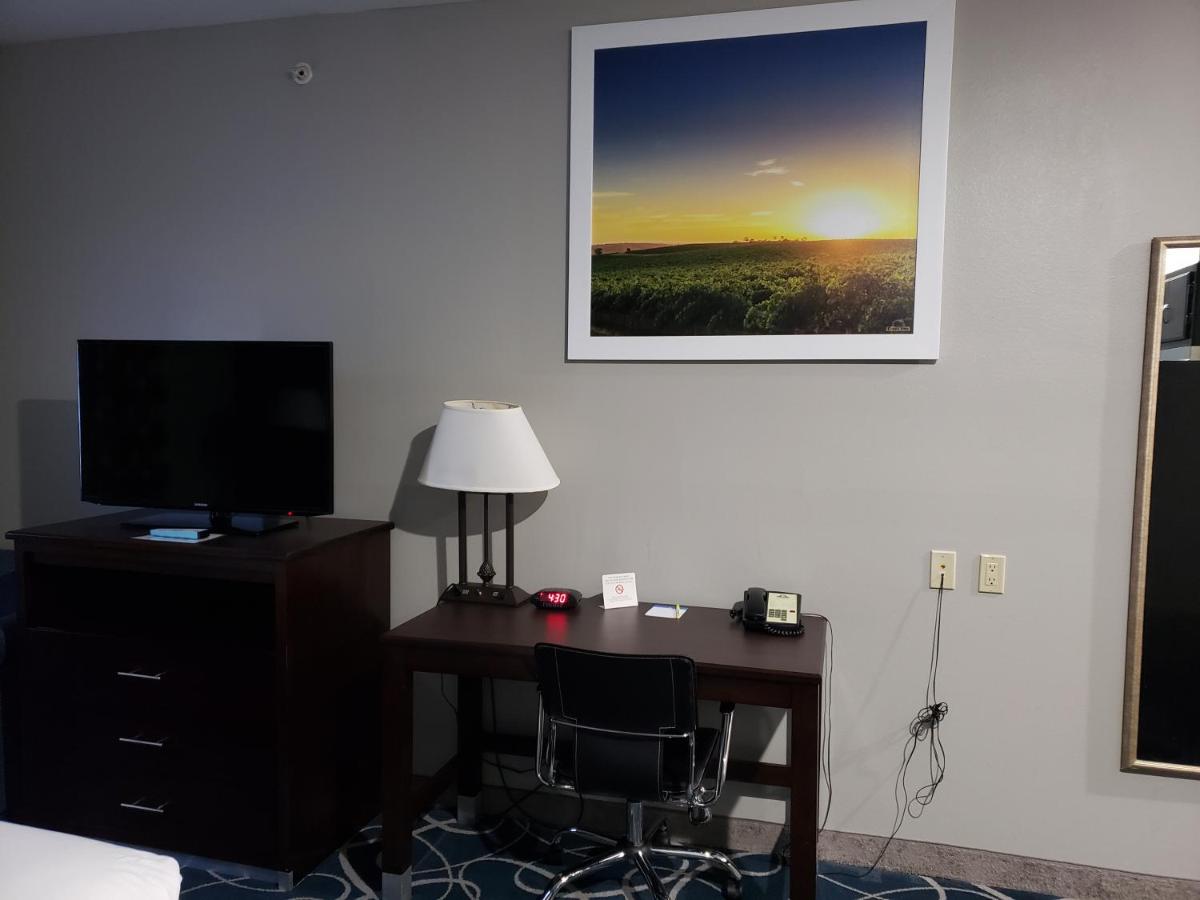 Queen Studio - Non-Smoking at Days Inn & Suites by Wyndham Cleburne TX