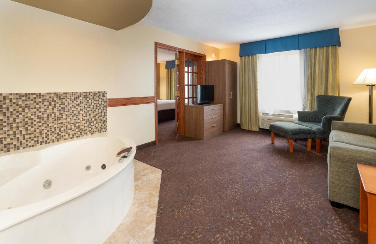 One-Bedroom King Suite with Spa Bath at Holiday Inn Express St Paul S - Inver Grove Hgts by IHG