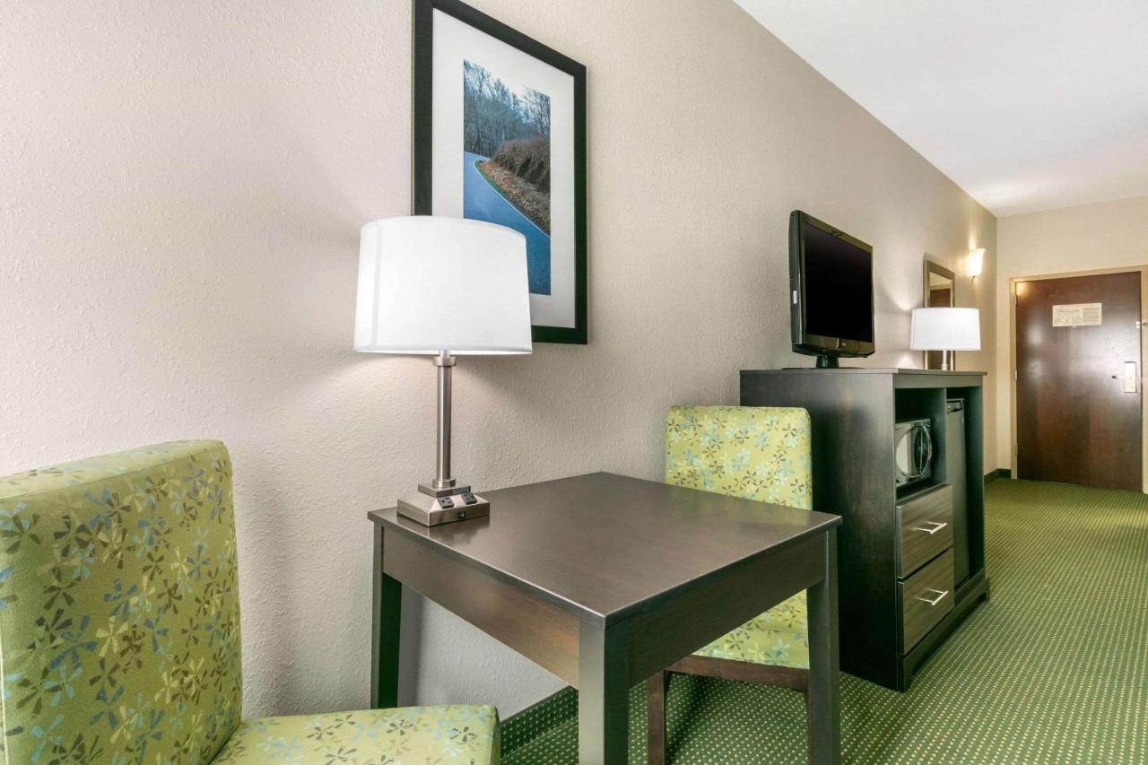 Queen Room with Two Queen Beds - Non-Smoking at Quality Inn Monteagle