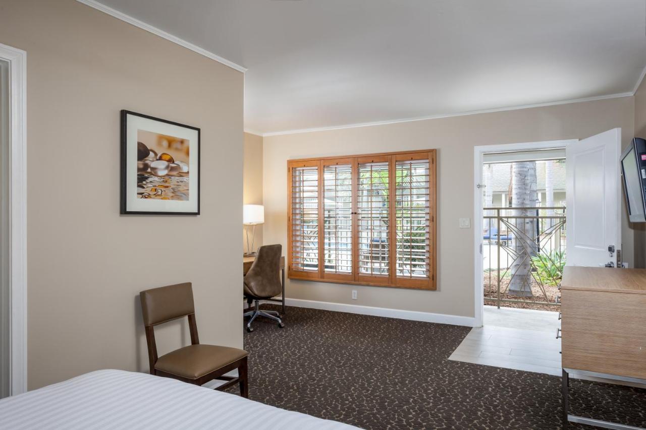 Queen Room at Holiday Inn Express & Suites La Jolla – Windansea Beach by IHG