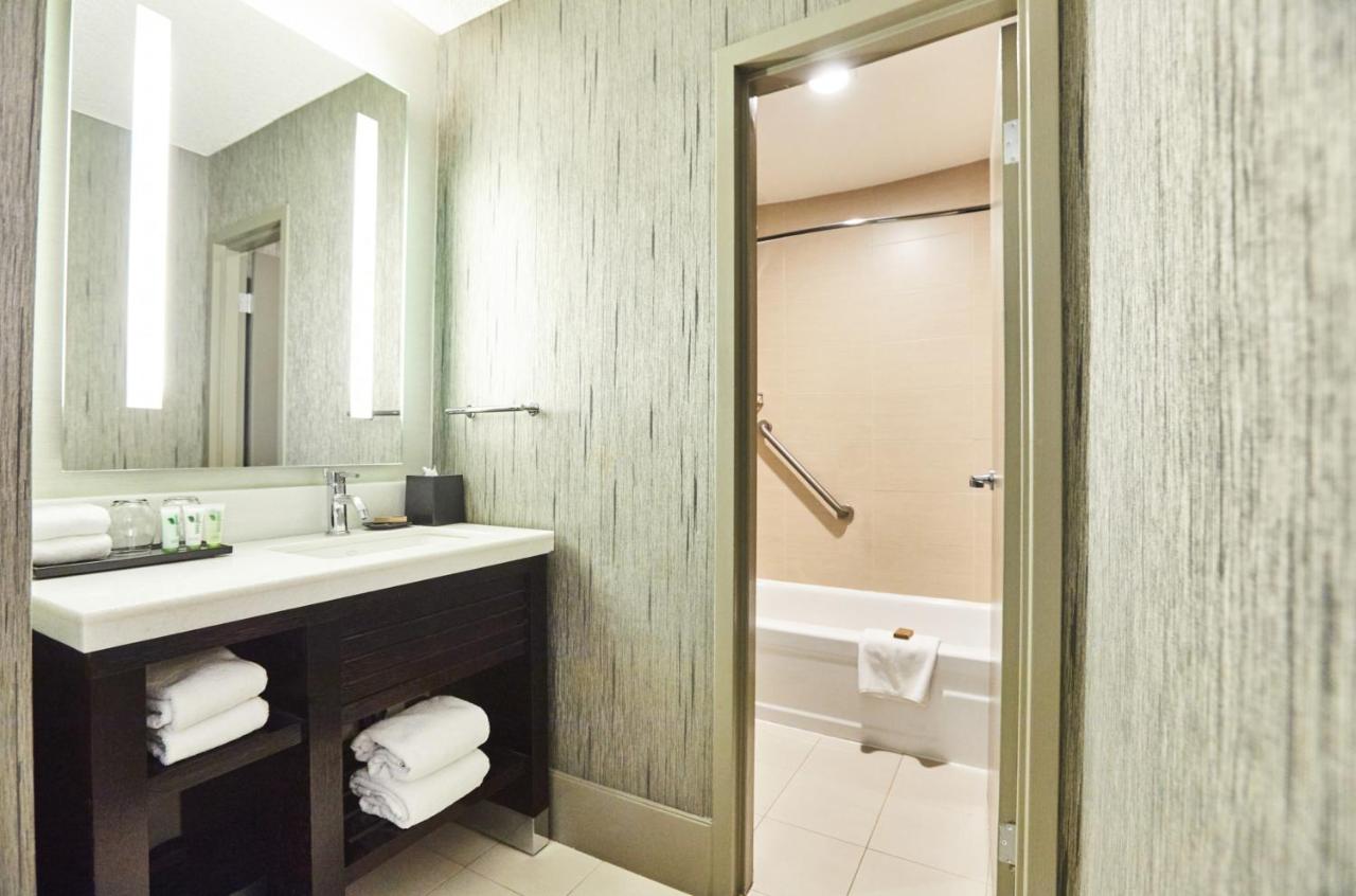 Deluxe Queen Room at Hotel Riu Plaza Fisherman's Wharf