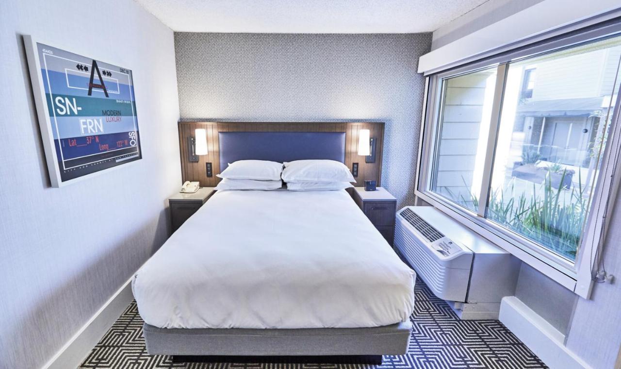 Deluxe Queen Room at Hotel Riu Plaza Fisherman's Wharf