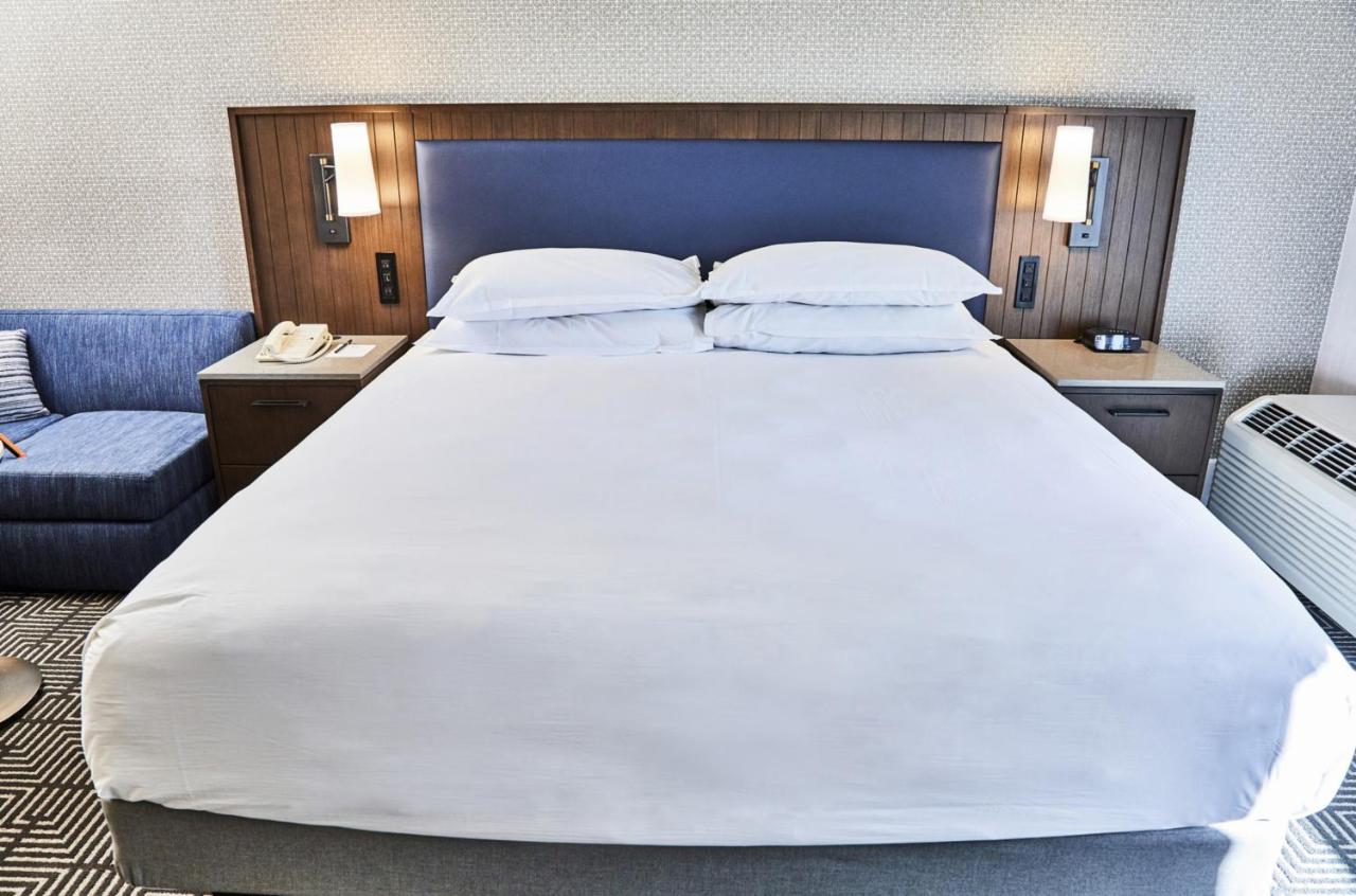 Deluxe Queen Room at Hotel Riu Plaza Fisherman's Wharf