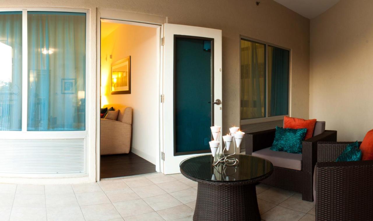 King Suite - Mobility Access Roll in Shower/Non-Smoking at Hotel Indigo WACO - BAYLOR, an IHG Hotel