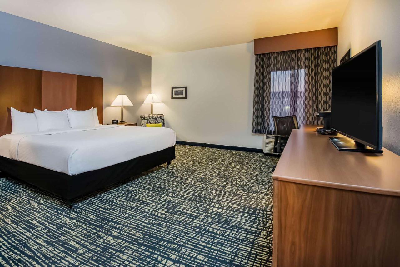 Deluxe King Room with Roll In Shower - Mobility Accessible/Non-Smoking at La Quinta Inn & Suites by Wyndham Morgantown