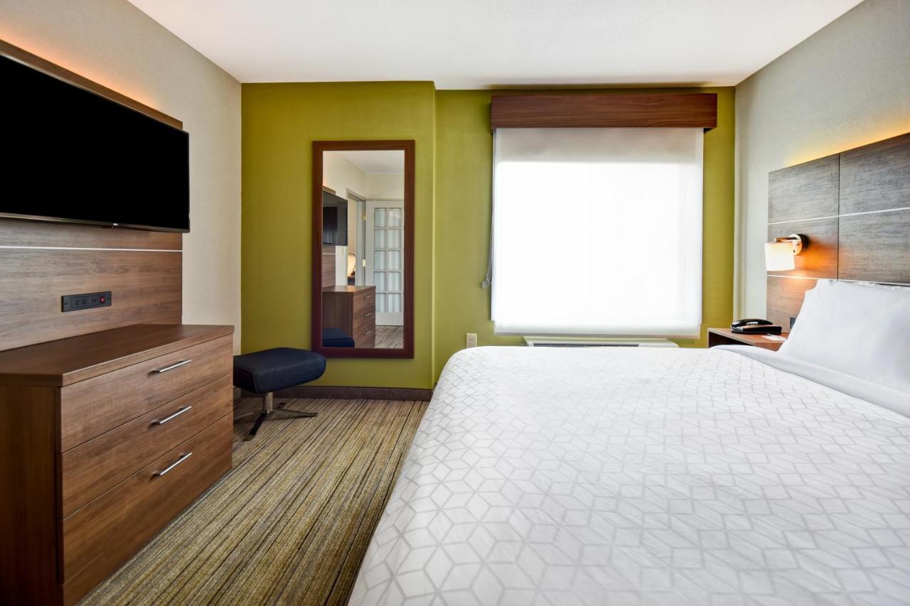 King Suite with Kitchenette - Non-Smoking at Holiday Inn Express Newport North - Middletown by IHG