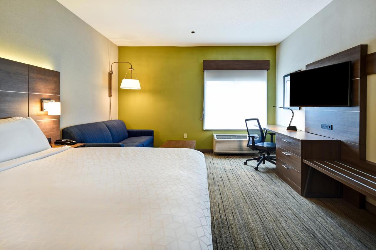 King Room with Sofa Bed at Holiday Inn Express Newport North - Middletown by IHG