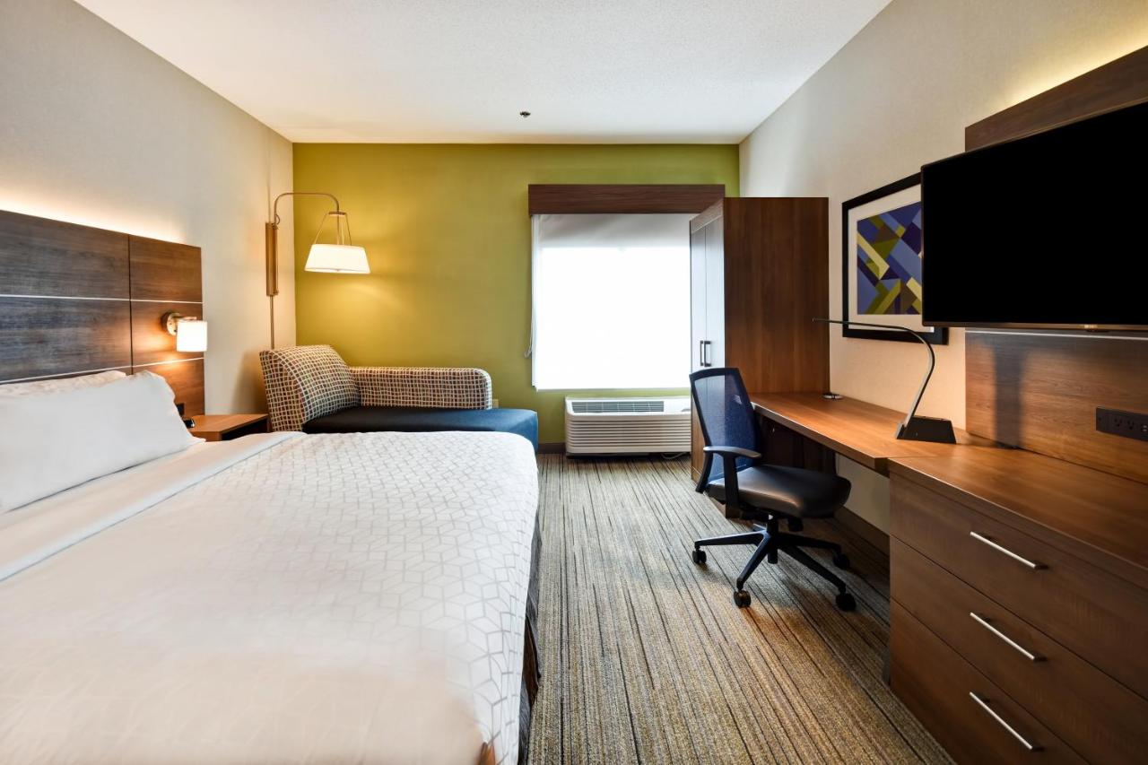 King Room with Hearing Accessible Roll In Shower - Non-Smoking at Holiday Inn Express Newport North - Middletown by IHG