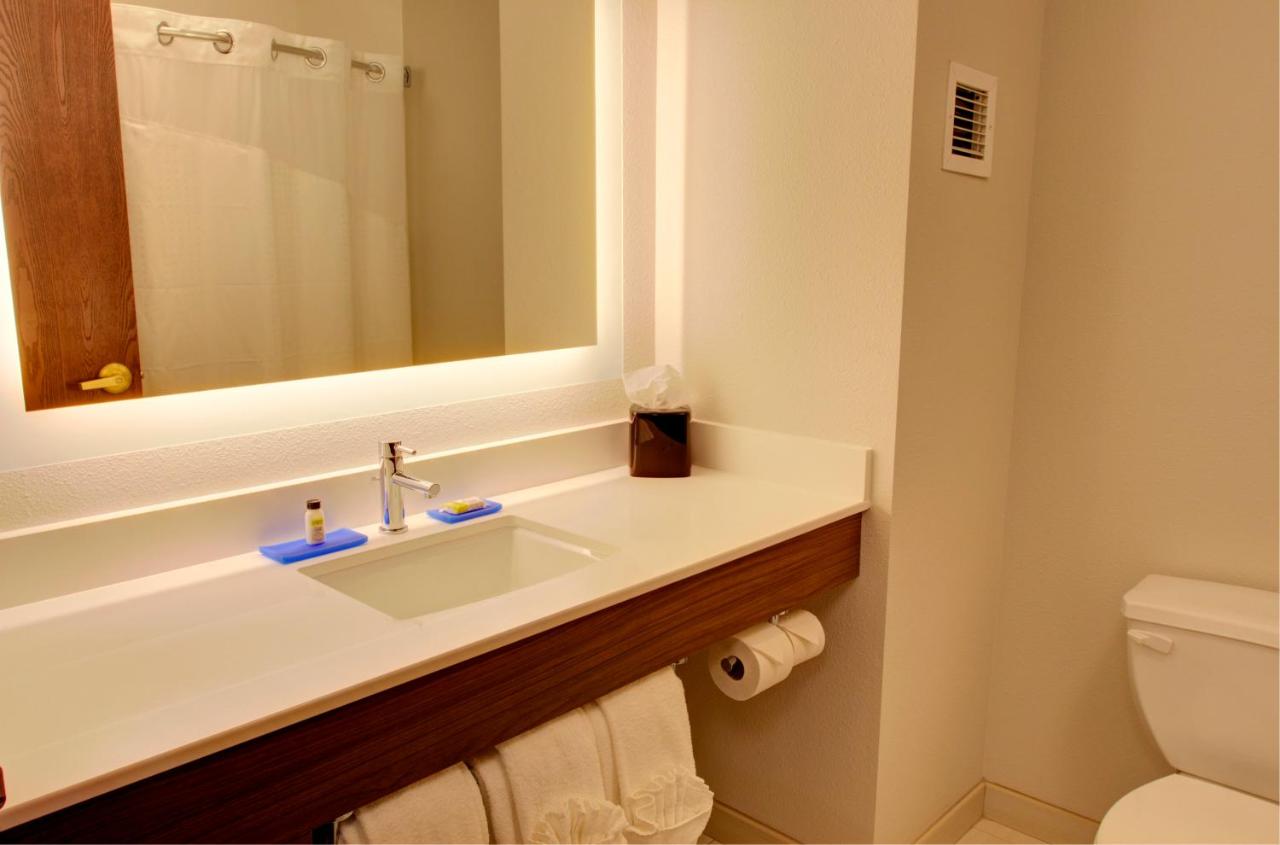 Queen Room with Two Queen Beds at Holiday Inn Express Hotel & Suites Le Mars by IHG