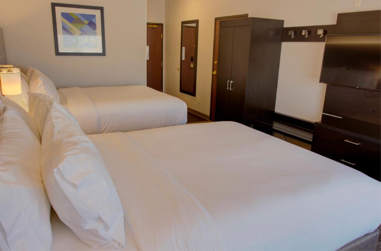 Queen Room with Two Queen Beds at Holiday Inn Express Hotel & Suites Le Mars by IHG