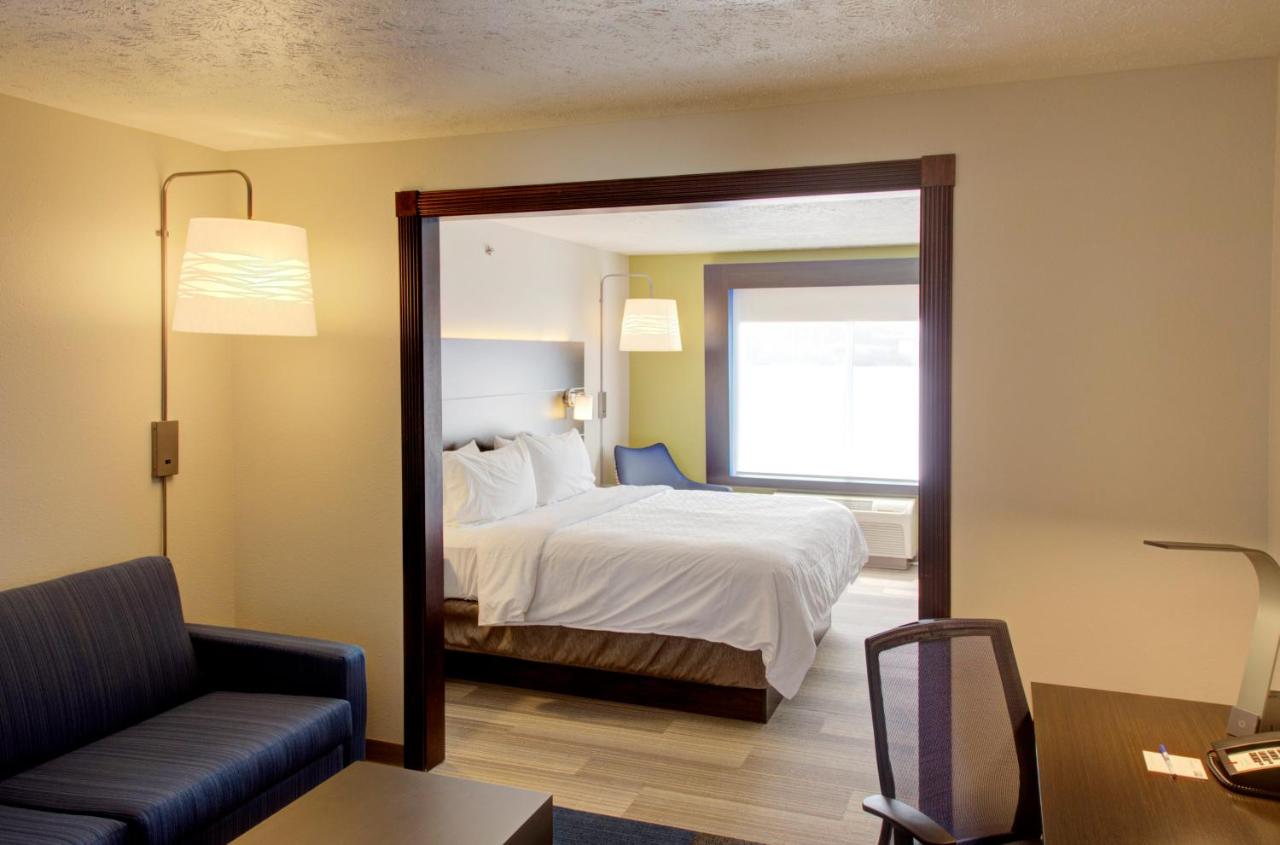 King Suite at Holiday Inn Express Hotel & Suites Le Mars by IHG