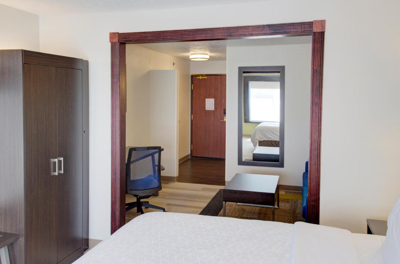 King Suite at Holiday Inn Express Hotel & Suites Le Mars by IHG