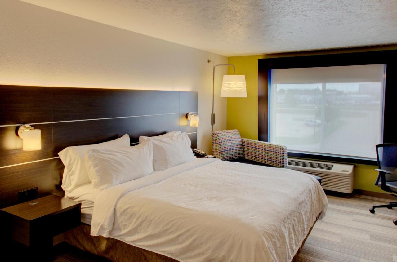 Executive King Room - Non-Smoking at Holiday Inn Express Hotel & Suites Le Mars by IHG