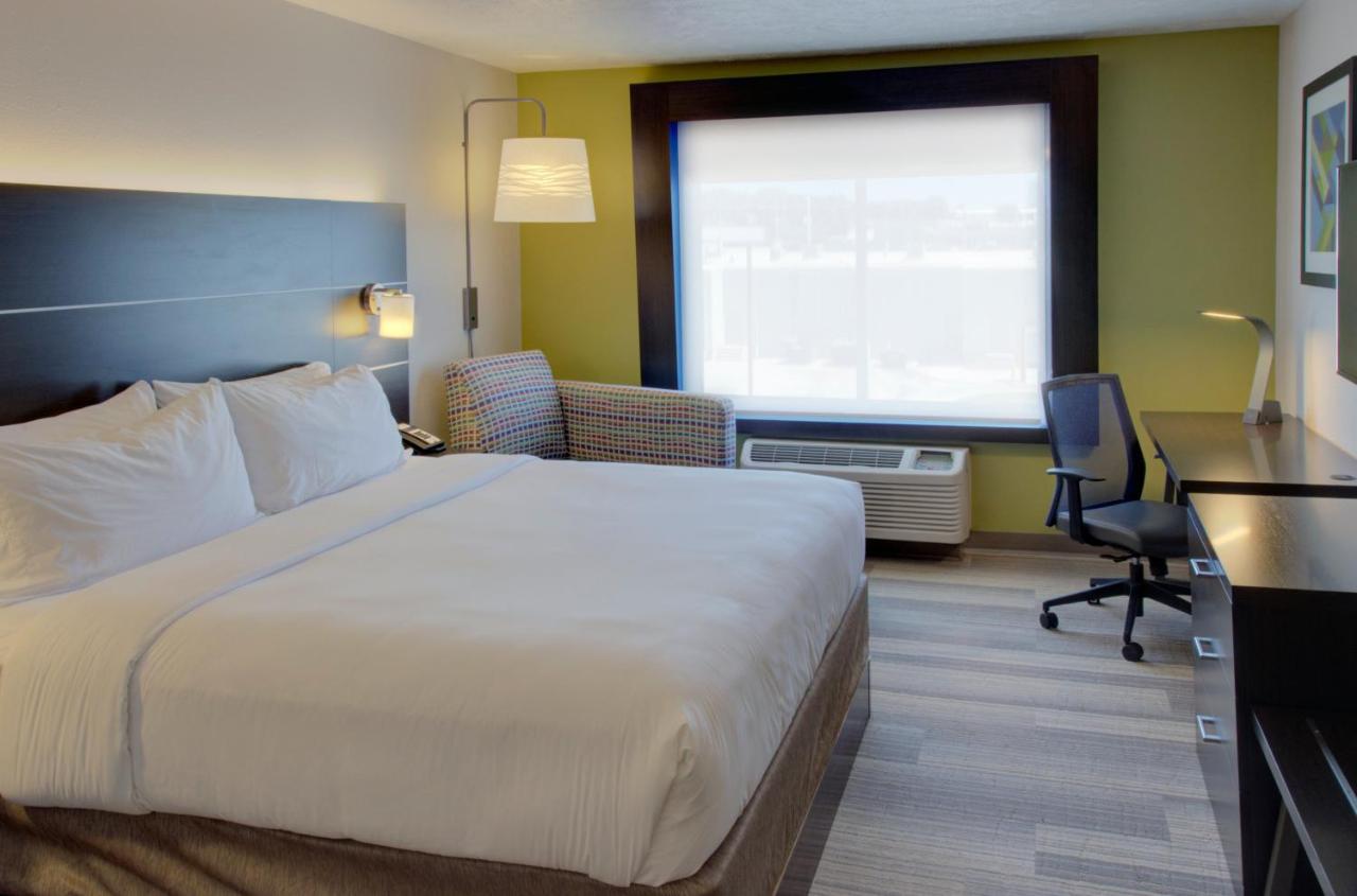Executive King Room - Non-Smoking at Holiday Inn Express Hotel & Suites Le Mars by IHG