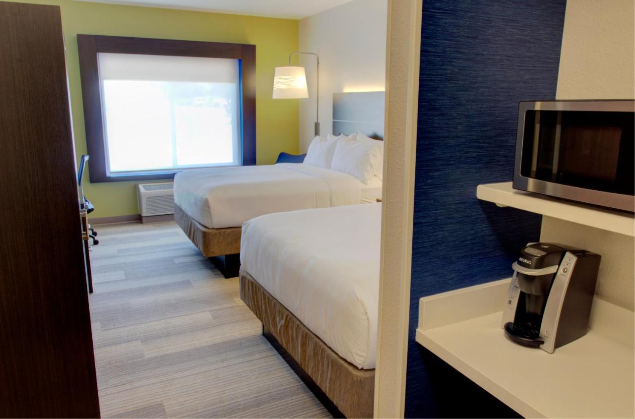 Queen Room with Two Queen Beds at Holiday Inn Express Hotel & Suites Le Mars by IHG