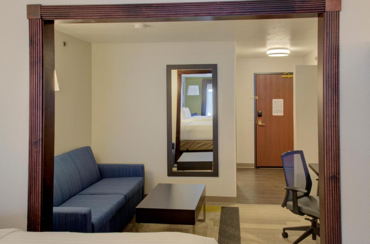 King Suite at Holiday Inn Express Hotel & Suites Le Mars by IHG