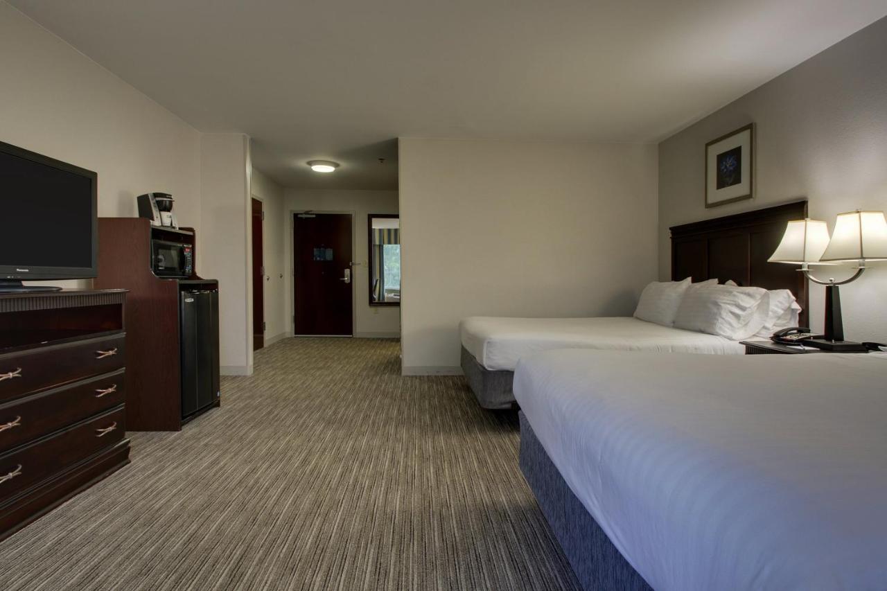 Queen Room with Two Queen Beds - Mobility Access Tub/Non-Smoking at Holiday Inn Express Hotel & Suites Middleboro Raynham by IHG
