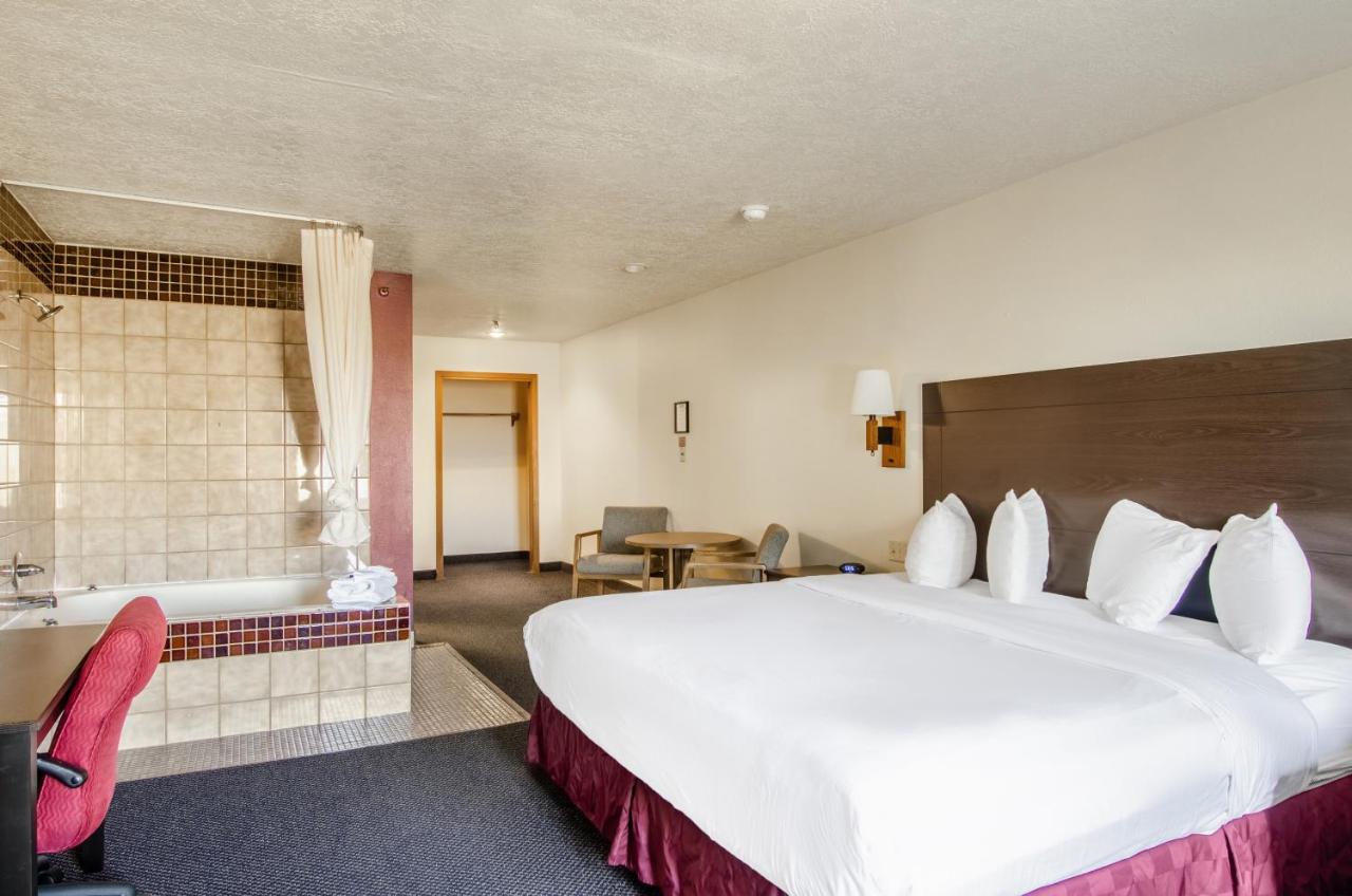 King Suite with Spa Bath - Non-Smoking at Americas Best Value Inn & Suites Ft. Collins E at I-25