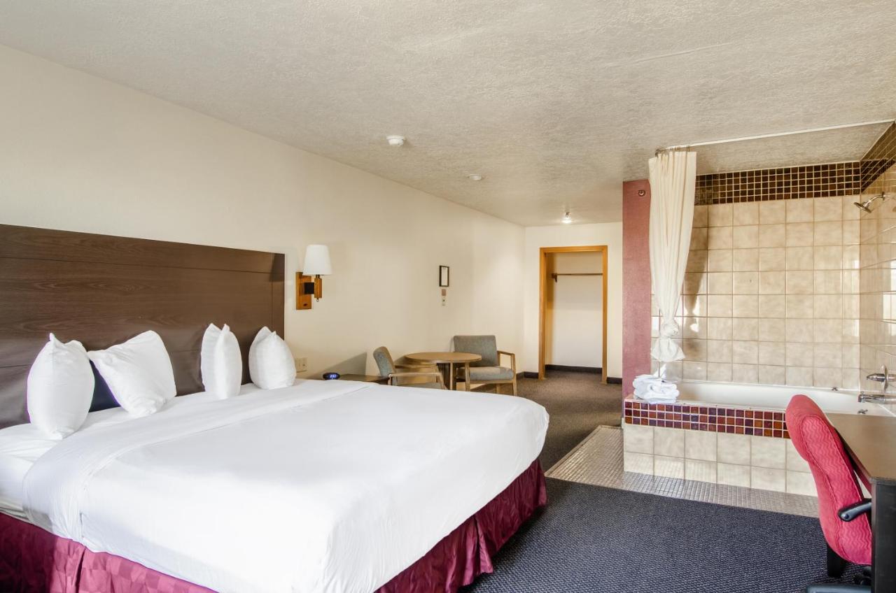 King Suite with Spa Bath - Non-Smoking at Americas Best Value Inn & Suites Ft. Collins E at I-25