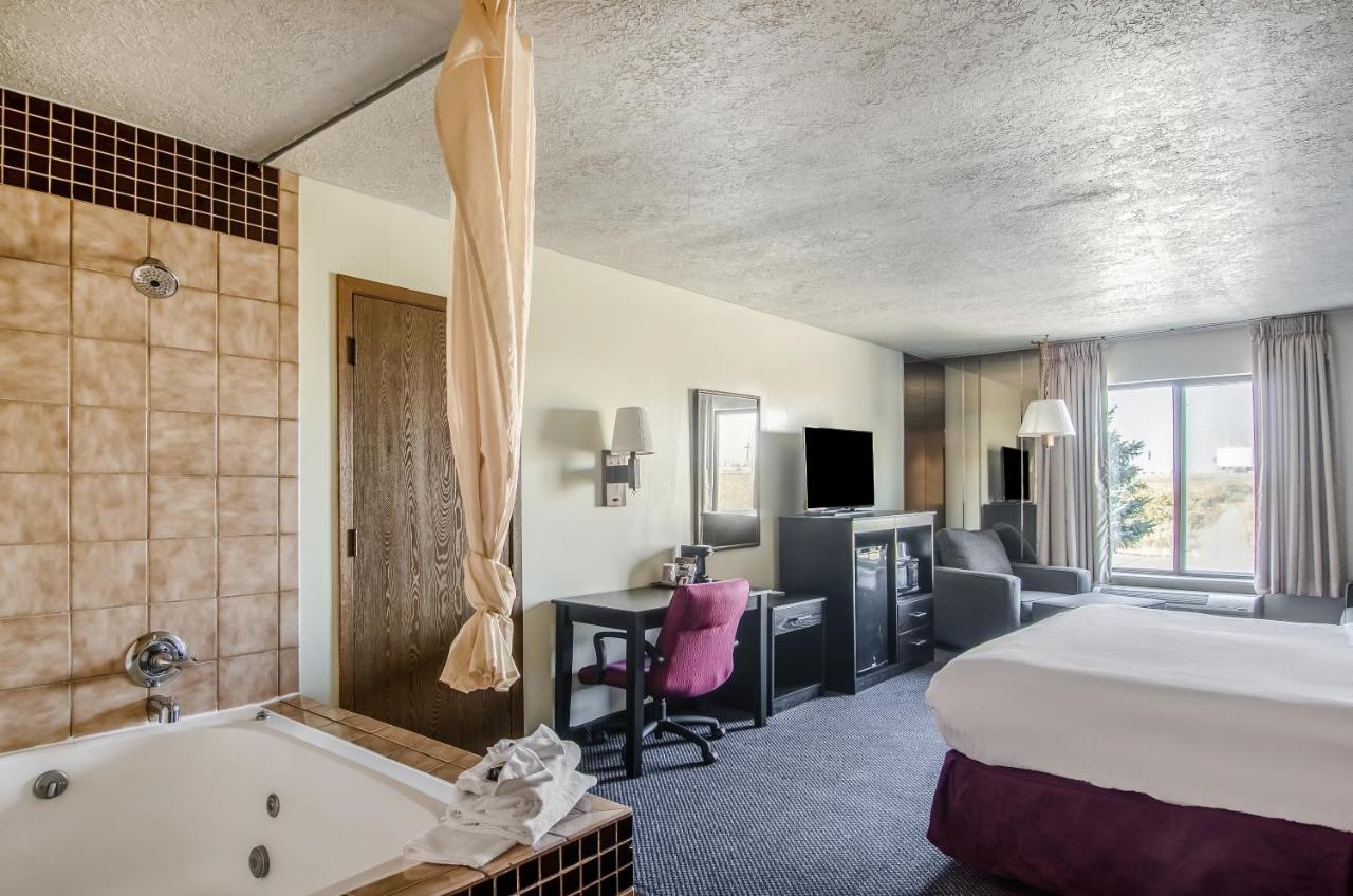 King Suite with Spa Bath - Non-Smoking at Americas Best Value Inn & Suites Ft. Collins E at I-25