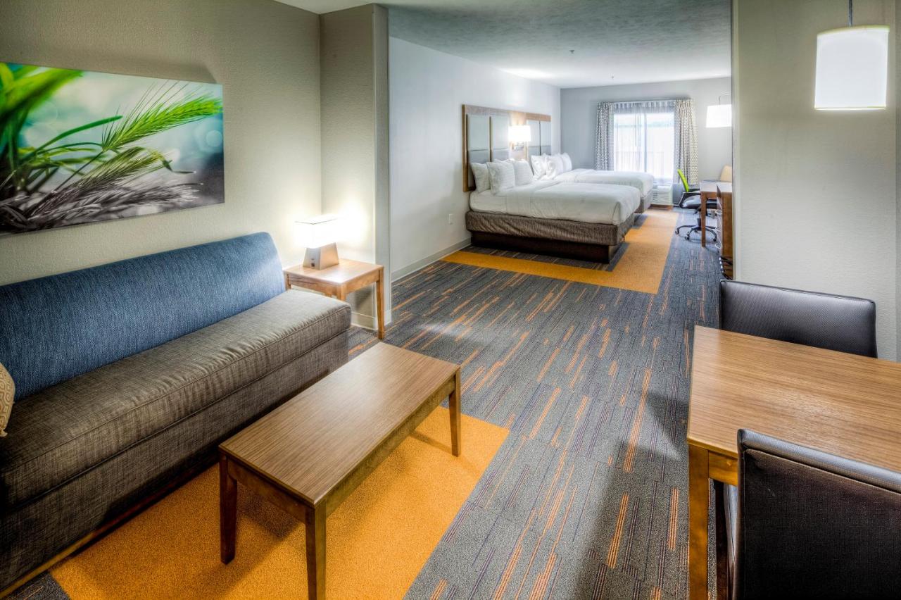 Queen Suite with Two Queen Beds at Holiday Inn Express & Suites Cleveland West - Westlake by IHG