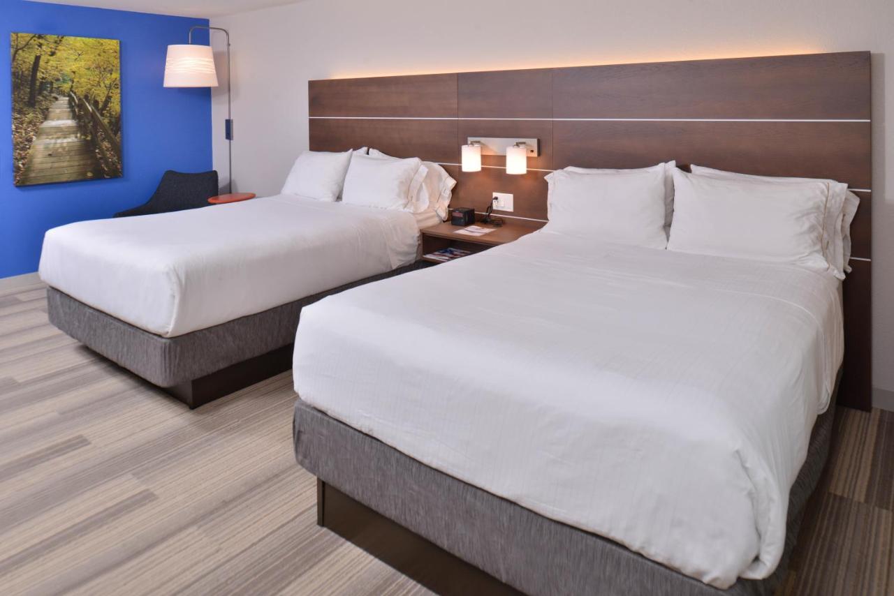 Queen Room with Two Queen Beds - Disability Access at Holiday Inn Express and Suites Stevens Point by IHG