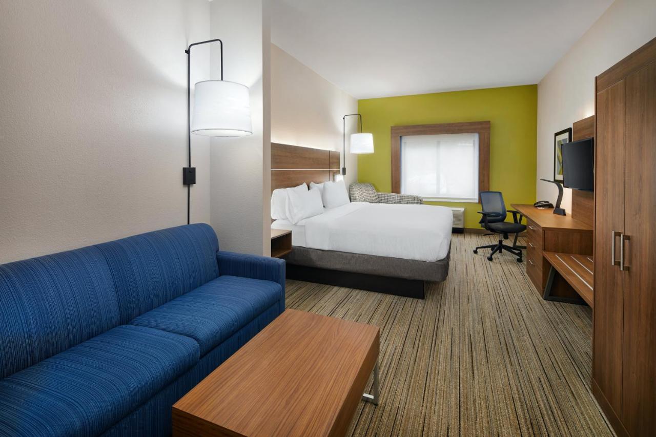 King Suite at Holiday Inn Express Pensacola West - Navy Base by IHG