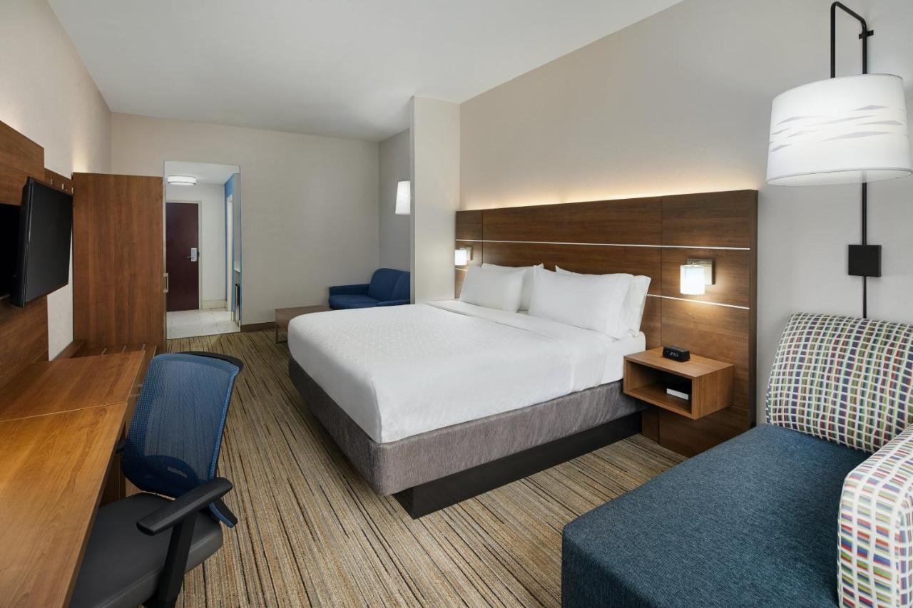 King Suite at Holiday Inn Express Pensacola West - Navy Base by IHG
