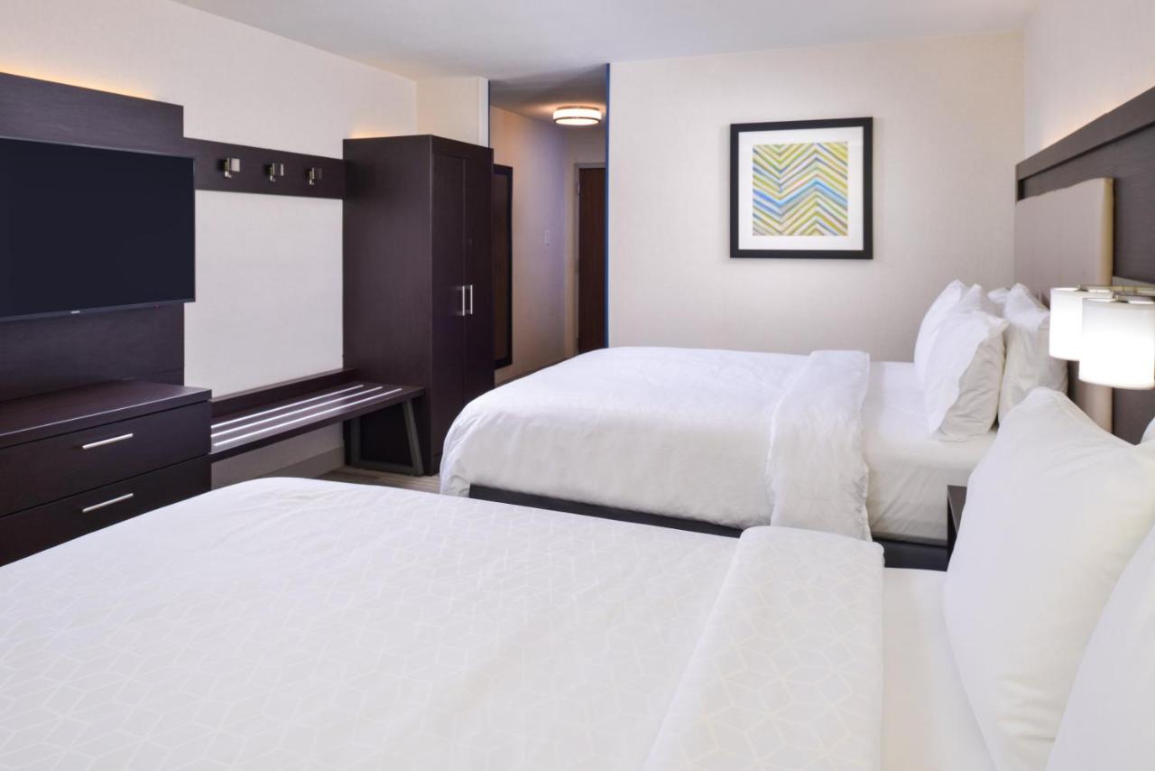 Twin Room with Hearing Accessible Roll-In Shower - Non-Smoking at Holiday Inn Express & Suites Shreveport - Downtown by IHG