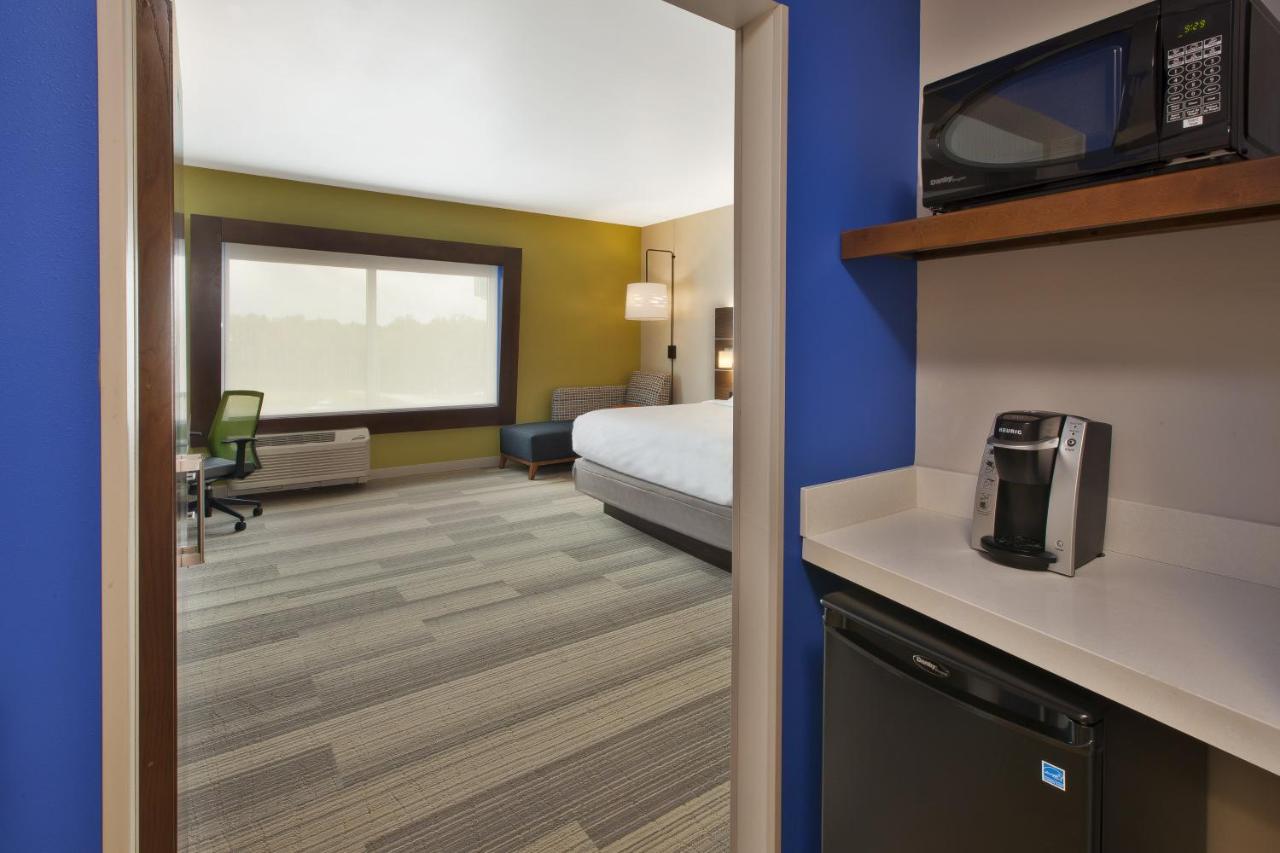 Twin Room - Mobility Access with Bath Tub at Holiday Inn Express & Suites South Hill by IHG