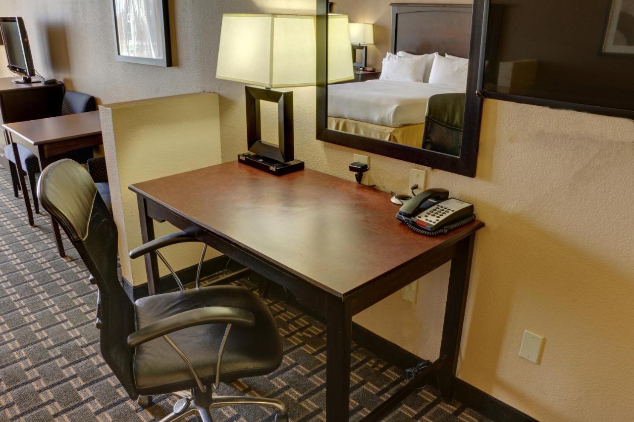 King Suite at Holiday Inn Express Hotel & Suites Texarkana East by IHG