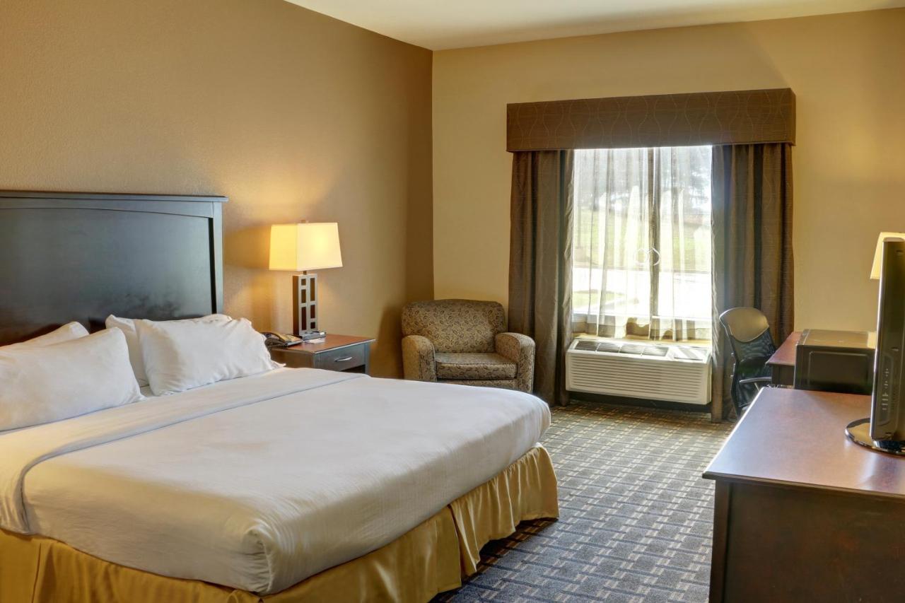 King Room at Holiday Inn Express Hotel & Suites Texarkana East by IHG