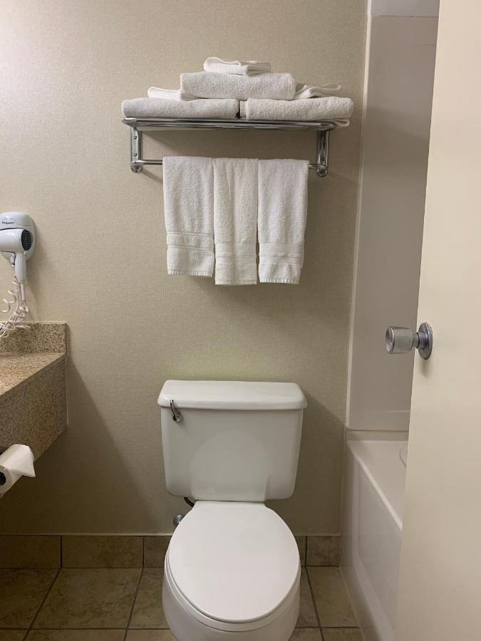 Queen Room with Two Queen Beds - Non-Smoking at Best Western Executive Hotel Of New Haven - West Haven