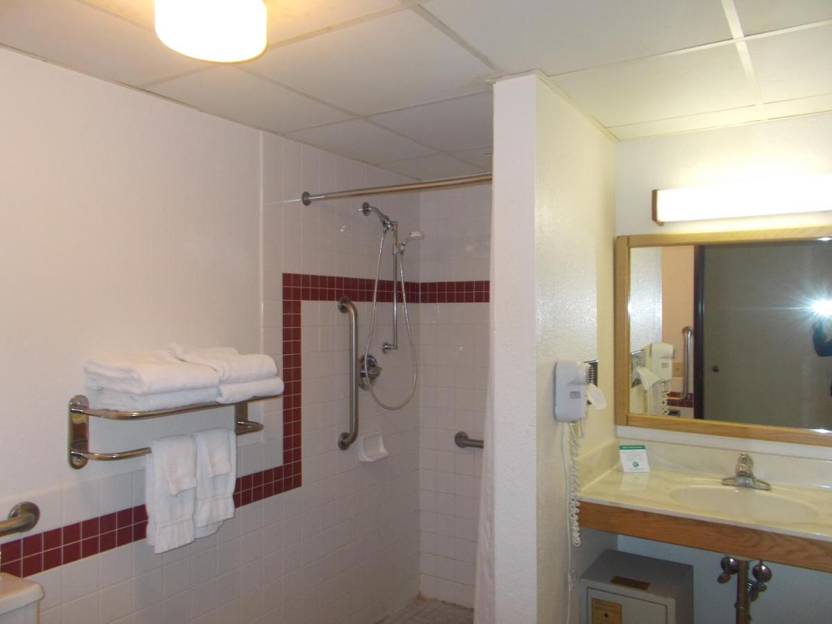Queen Room with Sofa Bed - Disability Access/Non-Smoking at Boarders Inn & Suites by Cobblestone Hotels - Ripon