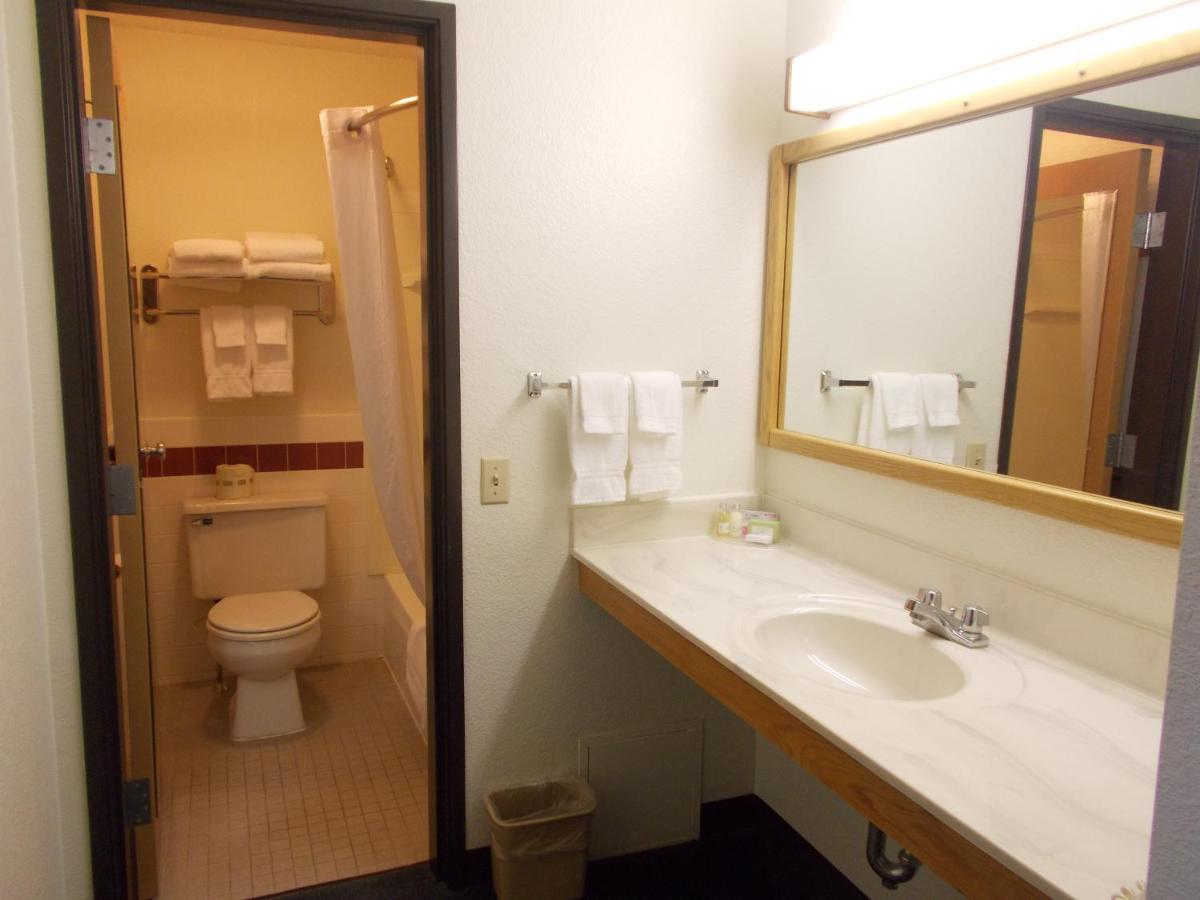 King Suite with Spa Bath - Non-Smoking at Boarders Inn & Suites by Cobblestone Hotels - Ripon