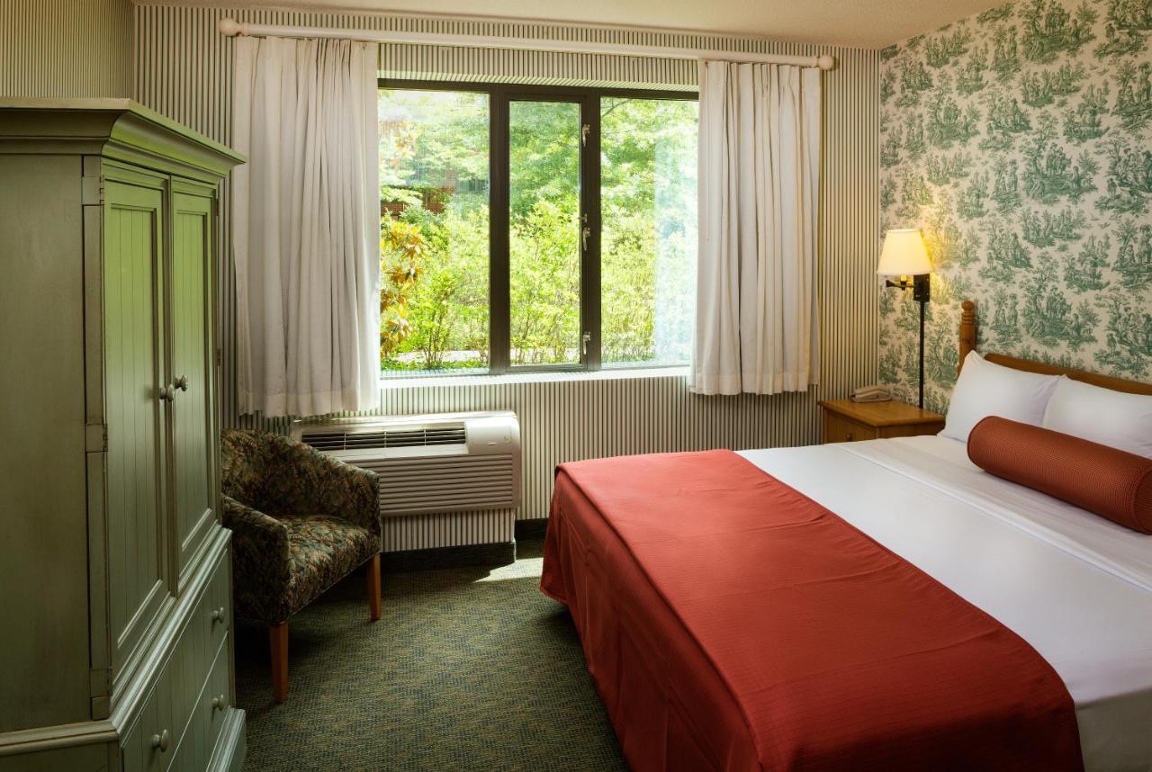 King Suite with Sofa Bed at Williamsburg Woodlands Hotel & Suites, an official Colonial Williamsburg Hotel