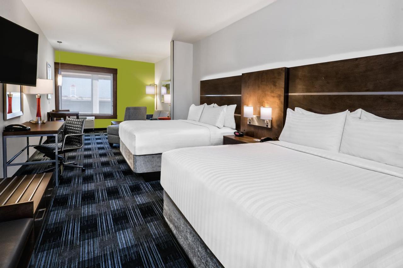 Queen Suite at Holiday Inn Express & Suites Austin - Round Rock Area by IHG