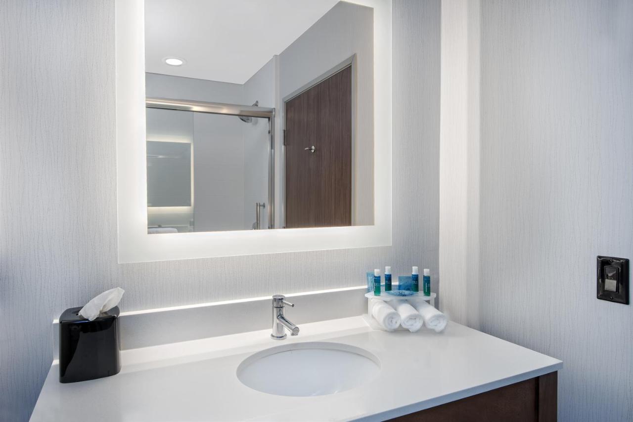 Room Selected at Check-In at Holiday Inn Express & Suites Austin - Round Rock Area by IHG