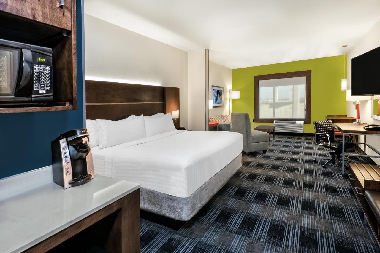 King Suite at Holiday Inn Express & Suites Austin - Round Rock Area by IHG