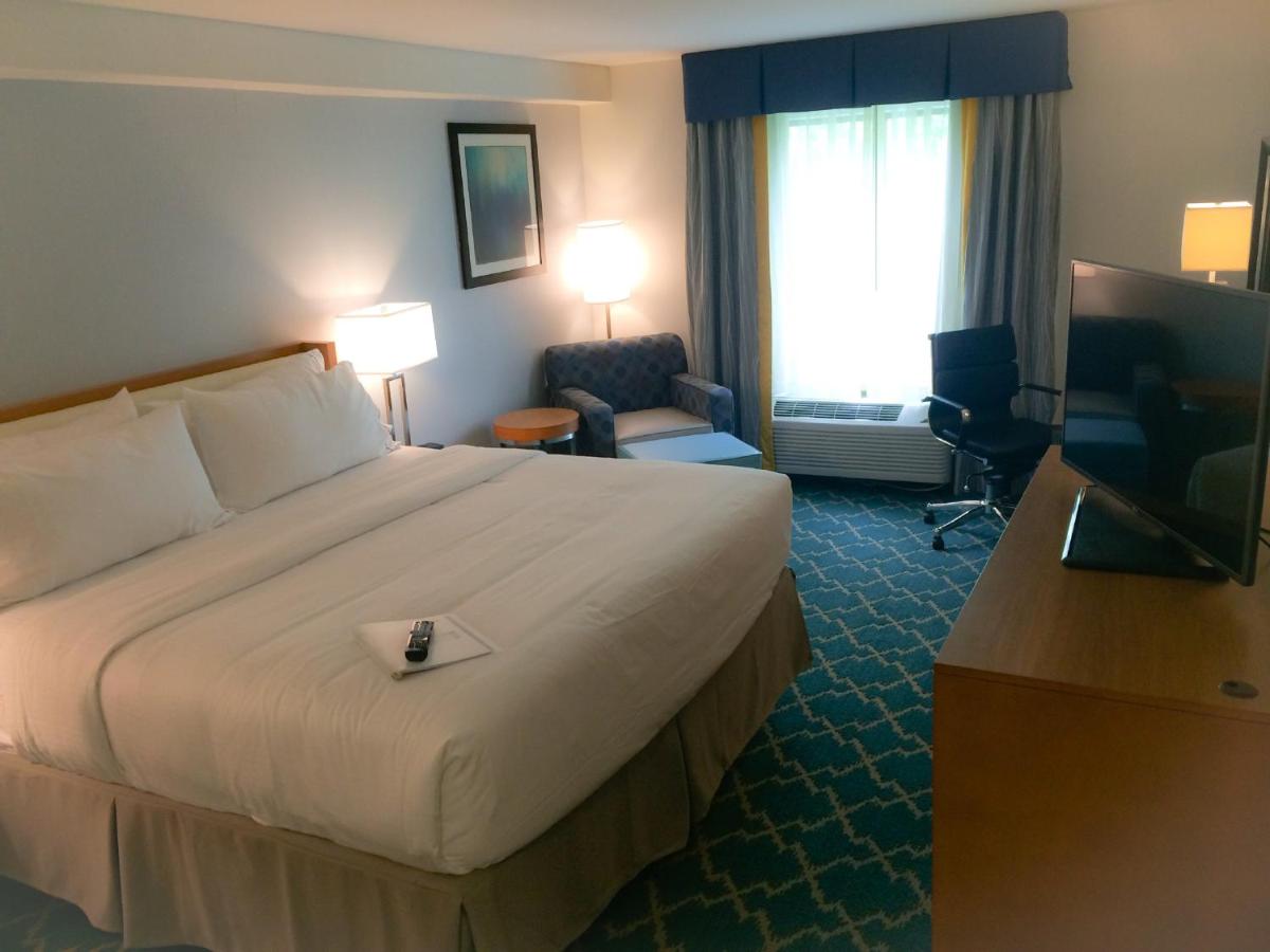 King Room at Holiday Inn Express & Suites West Ocean City by IHG